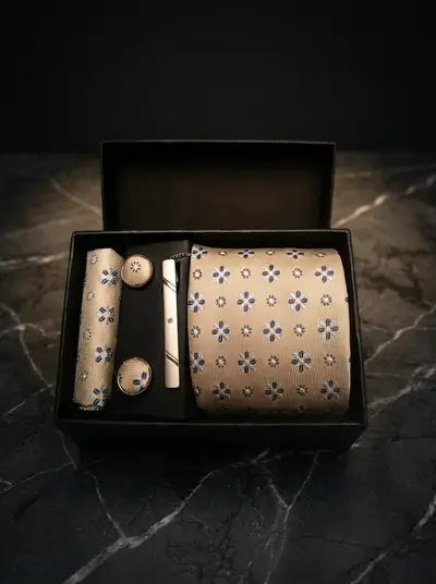 Kit Corbata beige Con flores azules